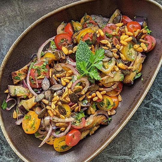 Auberginensalat mit Currykernen