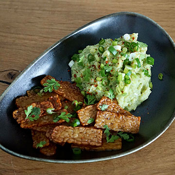 Avocado-Kartoffel-Stampf mit Tempeh Teaser Image