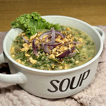 Grünkohl-Kokos-Suppe mit nussigem Topping