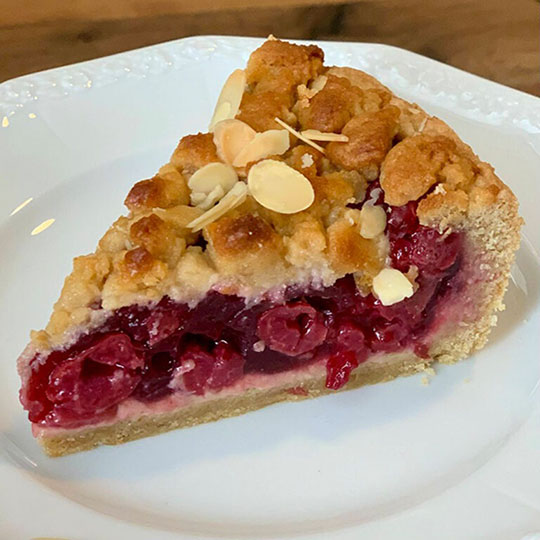 Kirschkuchen mit Marzipanstreuseln