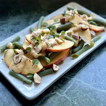 Sommerlicher Bohnen-Pfirsich-Salat mit Haselnüssen