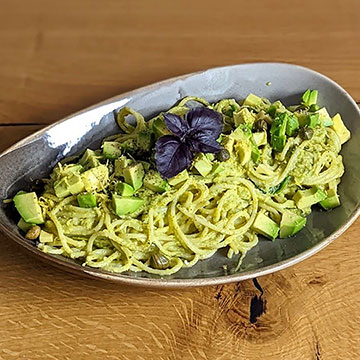 Zitronencourgetti mit Spinatpesto